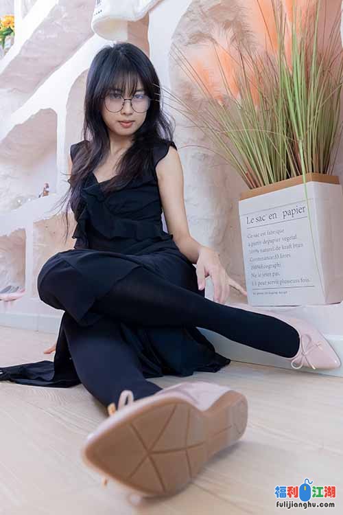 袜啵啵-奶油-平底鞋厚黑丝美腿[140P-1V-1.3G百度网盘] 预览图 1