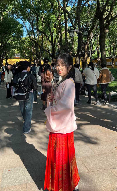 天津骚货李彤彤约炮视频流出❤️含屌玩手机还不够 边干边用跳蛋狂震嫩穴 简直骚到骨子里！-好赞福利