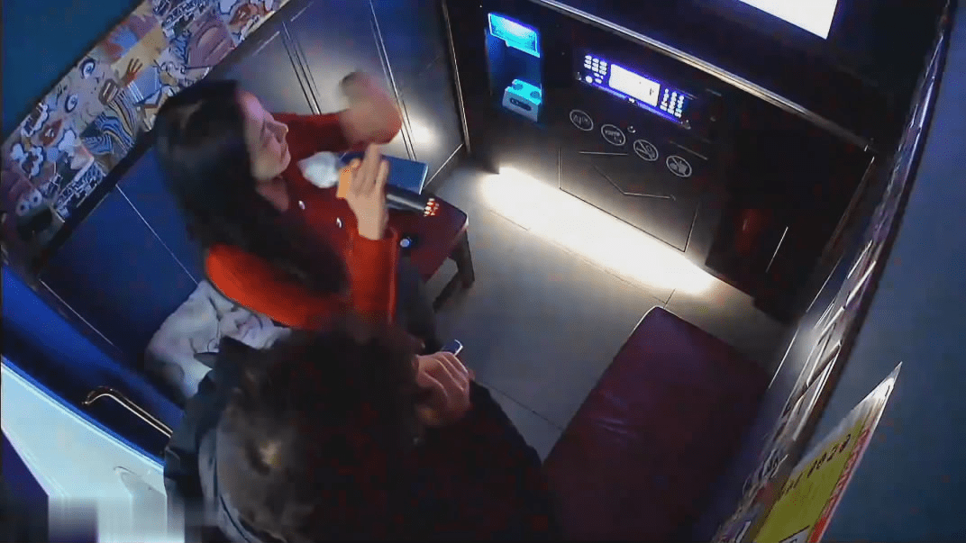 黑客破解KTV包房监控偷拍❤️红衣妹子刚进来不久就迫不及待脱下帅哥的裤子吃硬鸡巴一边唱歌一边操她-福利岛