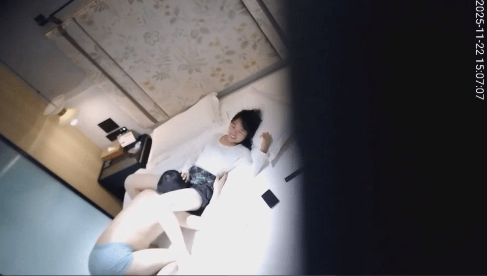 11-23流出酒店偷拍❤️学院风文静眼镜小美女周末和男友激烈做爱完整版-福利岛