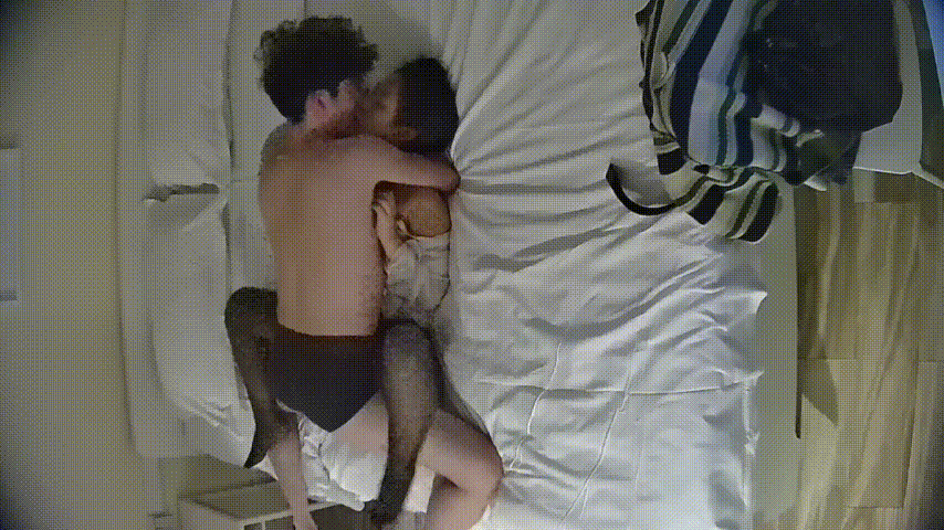 民宿酒店 11-24 小情侣玩得花哟 外套一脱就是职业OL装 再一来套女仆COS 场场内射 男人爽到爆