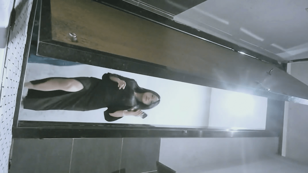 十一月最新流出❤️酒吧女厕后拍小姐尿尿旗袍高跟美女尿完抖几下骚穴怒对镜头-福利岛