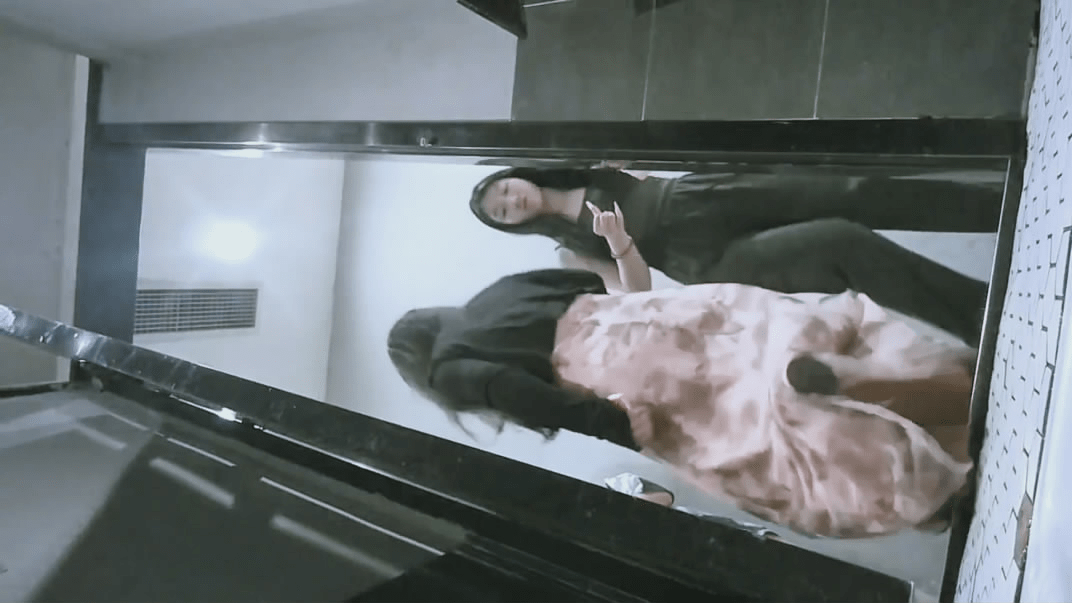 十一月最新流出酒吧女厕后拍❤️小姐尿尿几个颜值不错的学妹白皙大长腿-福利岛