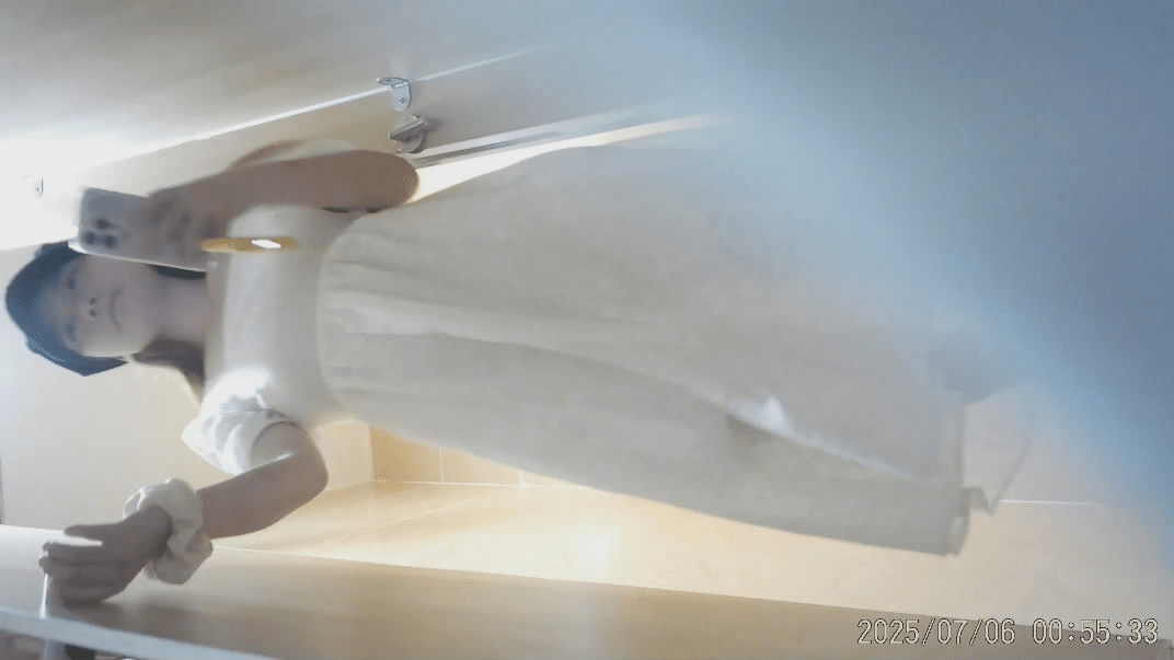 十一月新流出❤️貌似娱乐场所女厕高清后拍都是些年轻美眉样子很拽的黄毛妹子-福利岛