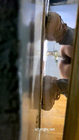 ⚫️厕拍大神潜入写字间女厕隔板缝4K实拍多位办公妹子方便，同步露脸照(7V) 预览图 3