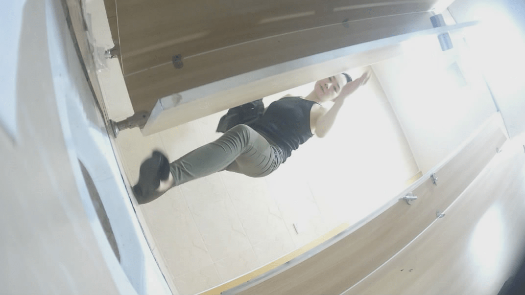 十一月流出新系列❤️貌似娱乐场所女厕后拍小姐尿尿仰望视角看逼紧身牛仔裤少妇用脚顶门