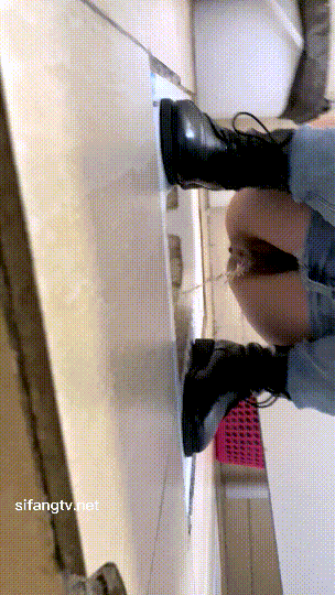 ⚫️厕拍大神潜入写字间女厕隔板缝4K实拍多位办公妹子方便，同步露脸照(7V) 预览图 2