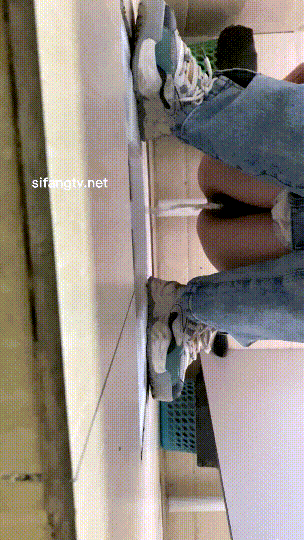 ⚫️厕拍大神潜入写字间女厕隔板缝4K实拍多位办公妹子方便，同步露脸照(7V) 预览图 9