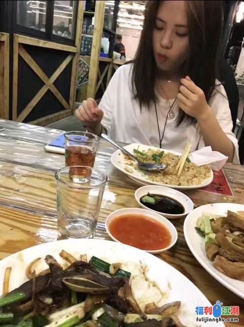 重磅福利最新发布-高冷气质女神吃饭时被朋友偷偷往酒里放了点东西后迷迷糊糊被带到酒店啪啪,干完后又玩弄! 预览图 6