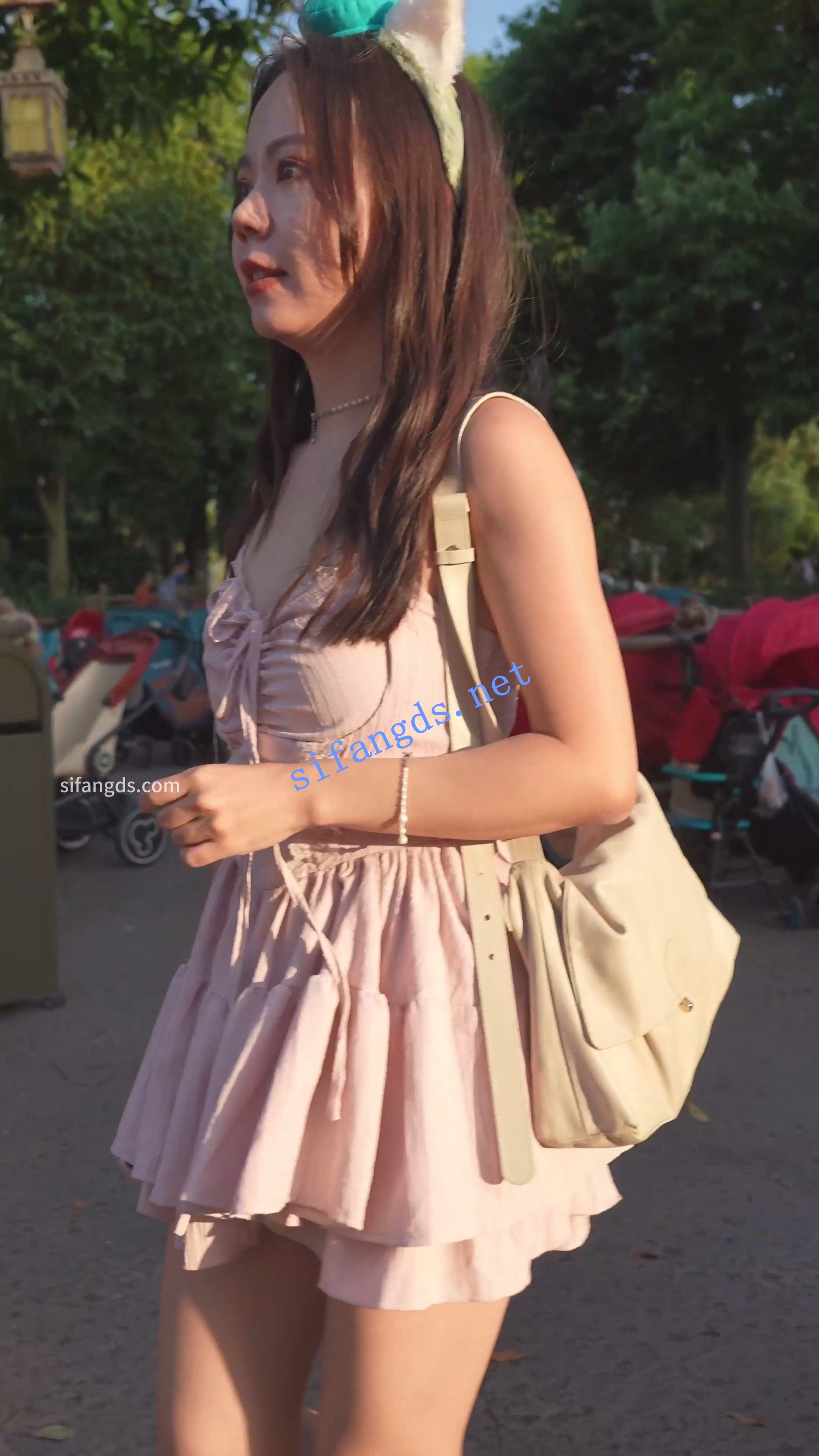 (BC-AA-595)细骚丁小姐姐逛街被CD..半蹲坐镜头..阴唇侧露好黑-福利岛