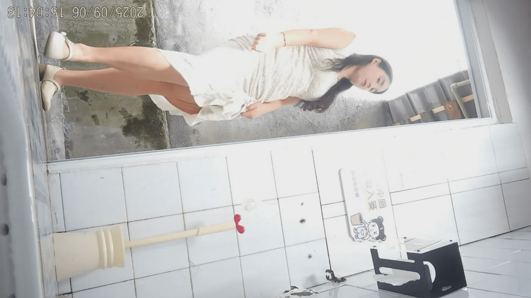 十一月流出新系列❤️三线大学简陋女厕高清后拍❤️妖艳露背装小姐和闺蜜一块上厕所