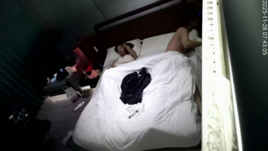 天眼偷拍 11-28 穿衣显瘦 脱衣有肉的巨乳美女来事了 被小赤佬隔着内裤猛顶 还跟儿子一样吃奶