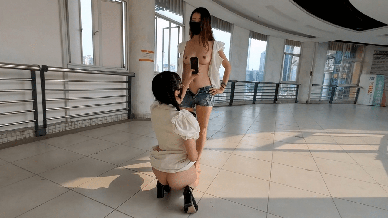 ⚫️11月新品,重磅回归,开局就王炸,顶级露出【TonyJ和贝贝】付费(1),无视走光疯狂极限露出男厕调教性爱(2V)-福利岛