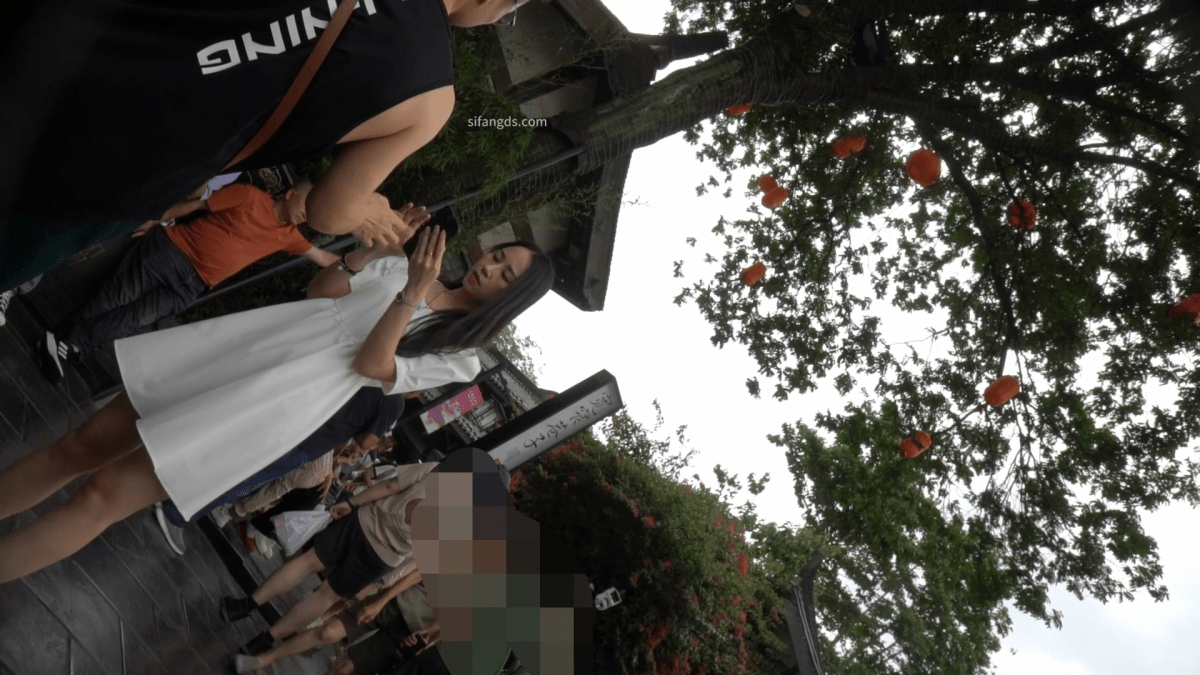 ⚫️CD大神空城2K贴身极限偷拍三位漂亮女性裙底，透明漏黑森林微透包裹肥臀(3V)