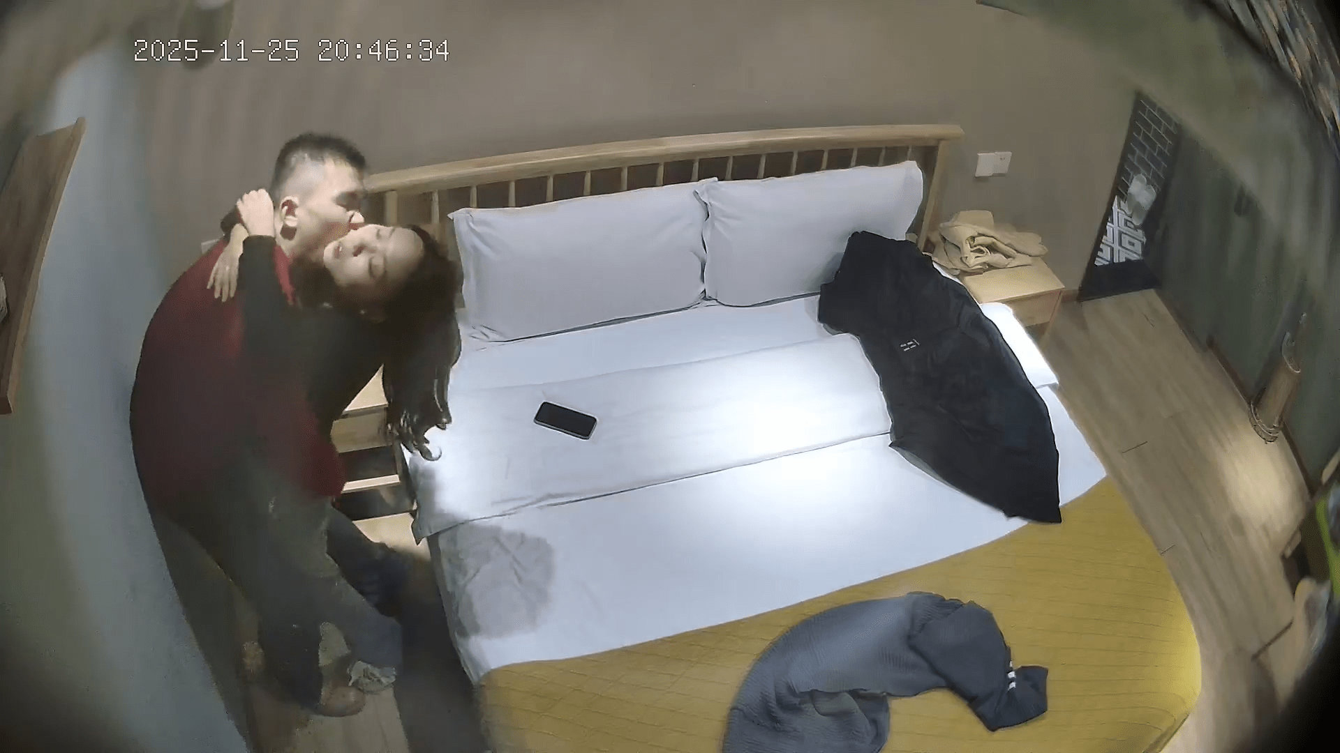 11-26流出酒店偷拍❤️娇小甜美女友收完大块头男友礼物后0帧起手嘬男友鸡巴还给舔菊花