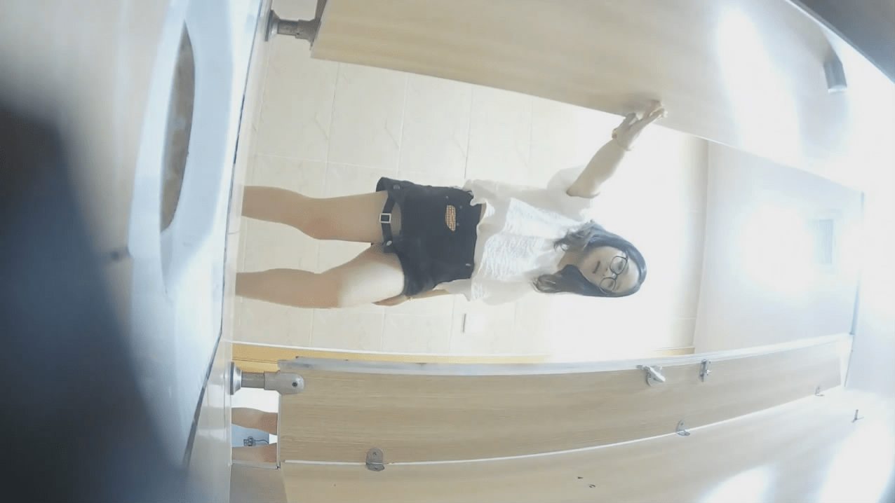 十一月流出貌似娱乐场所女厕❤️后拍一些年轻美眉尿尿红衣美女喝高了呕吐-福利岛