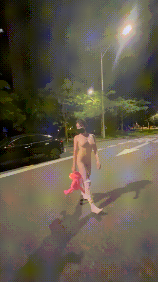 ⚫️11月新品，重磅回归开局就王炸，顶级露出【TonyJ和贝贝】付费(4)，城中村酒店全裸露出野战调教(3V)