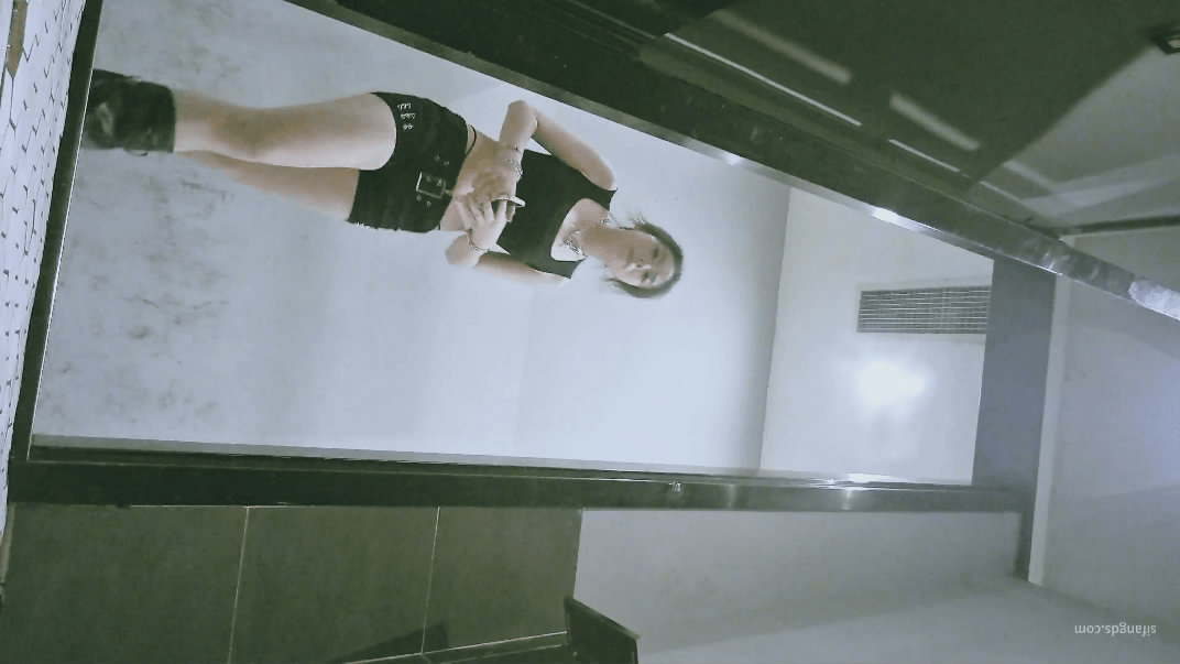 十二月最新酒吧女厕后拍❤️单卖售价88元的作品❤️穿搭很骚的短裤长靴舞蹈女尿了很久最后逼流了一根白带也不擦就这样穿裤子