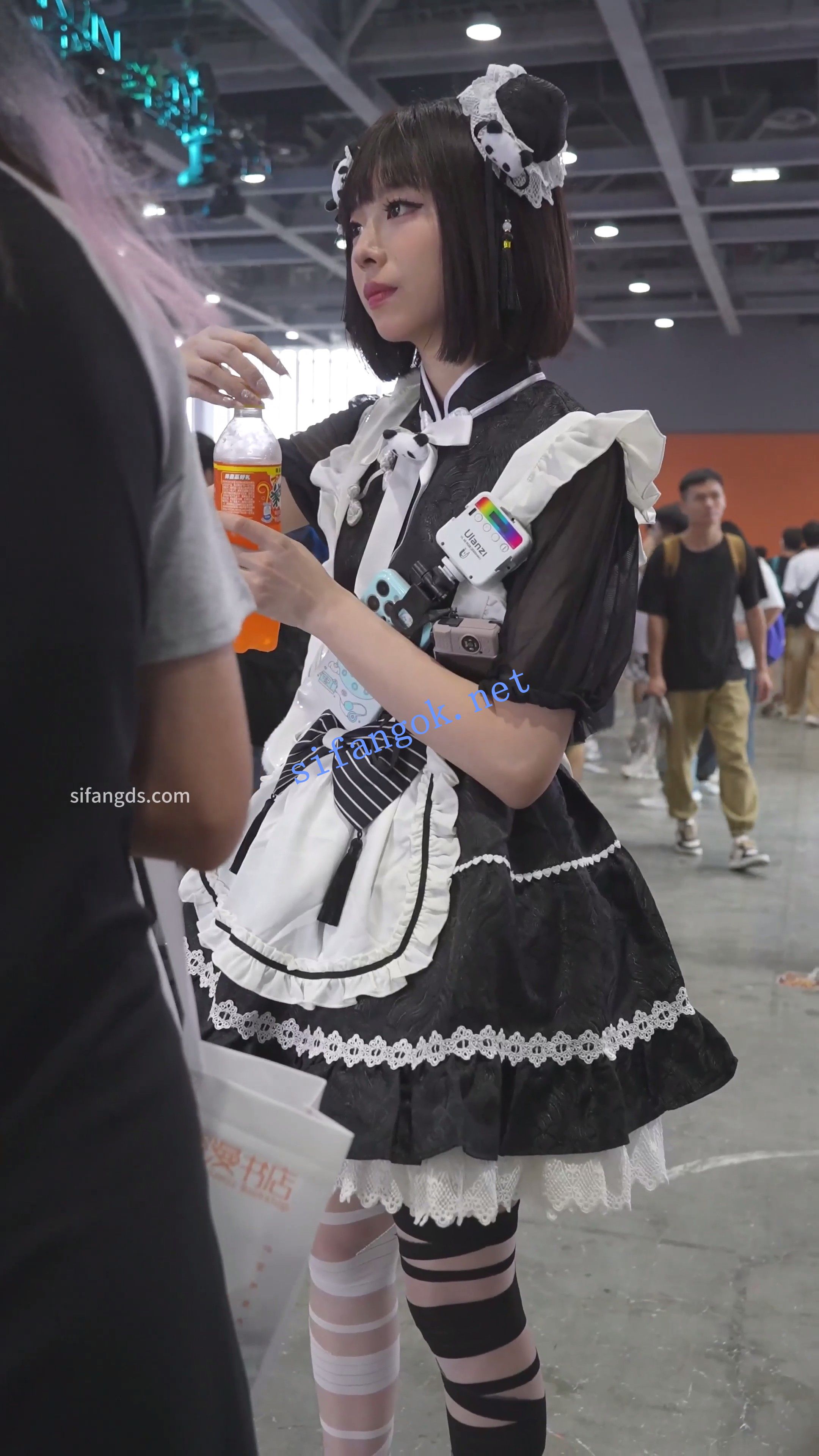 【xxn-330】女仆小姐姐黑白丝过膝袜..粉内弯腰CD勒出13缝-福利岛