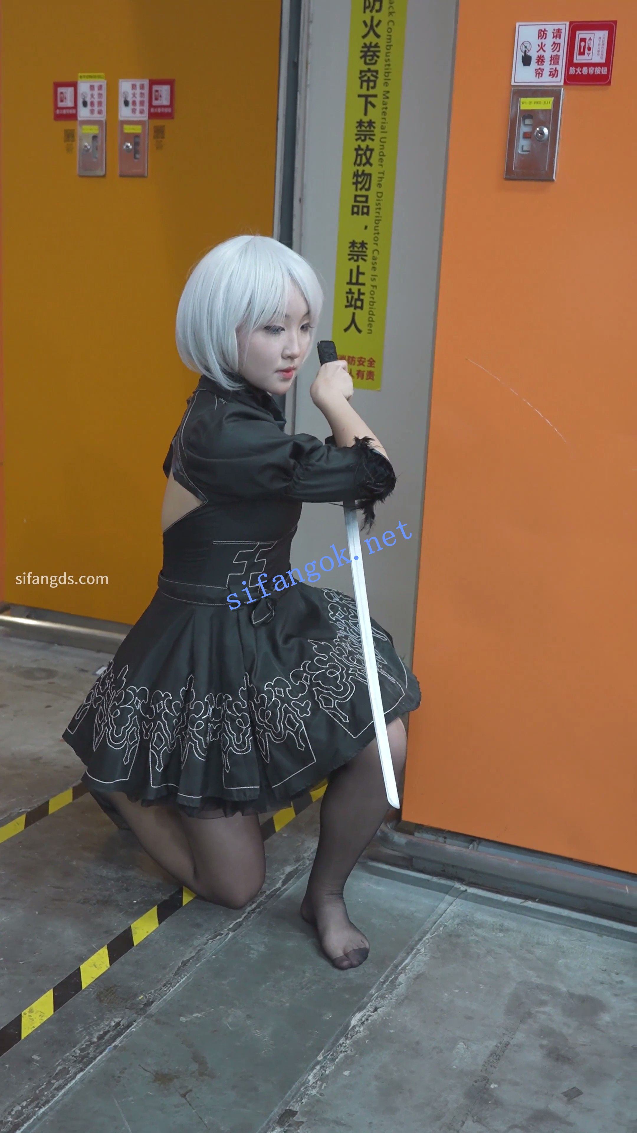 【xxn-331】白发cos小姐姐穿开裆黑丝..弯腰拿东西内裤贴镜头-福利岛