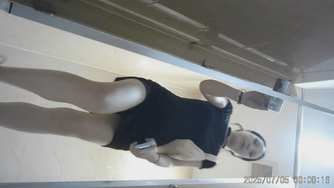 十二月新流出❤️高校女厕后拍学妹尿尿唱着歌进来的眼镜精神小妹把隔壁闺蜜逗笑了-福利岛