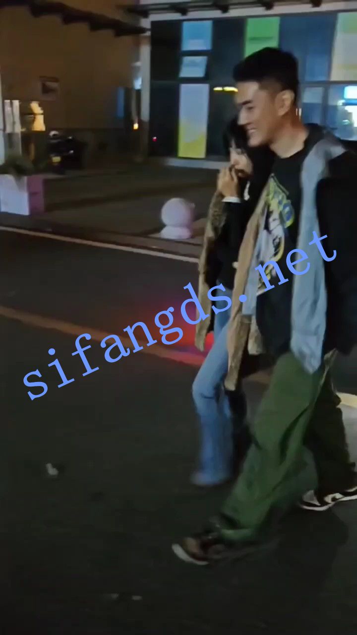 ✅【极品厕拍】酒吧厕所偷拍到情侣在里面口交 跳蛋 啪啪 预览图 2