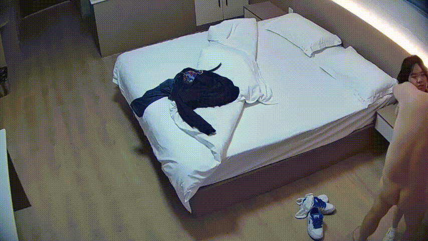 大学城 12-5 鸡冠眼镜肥胖男带情人抽空开个钟点房 打个摸鱼炮 进来澡都不洗直奋主题 白瞎这么可爱的乖乖女