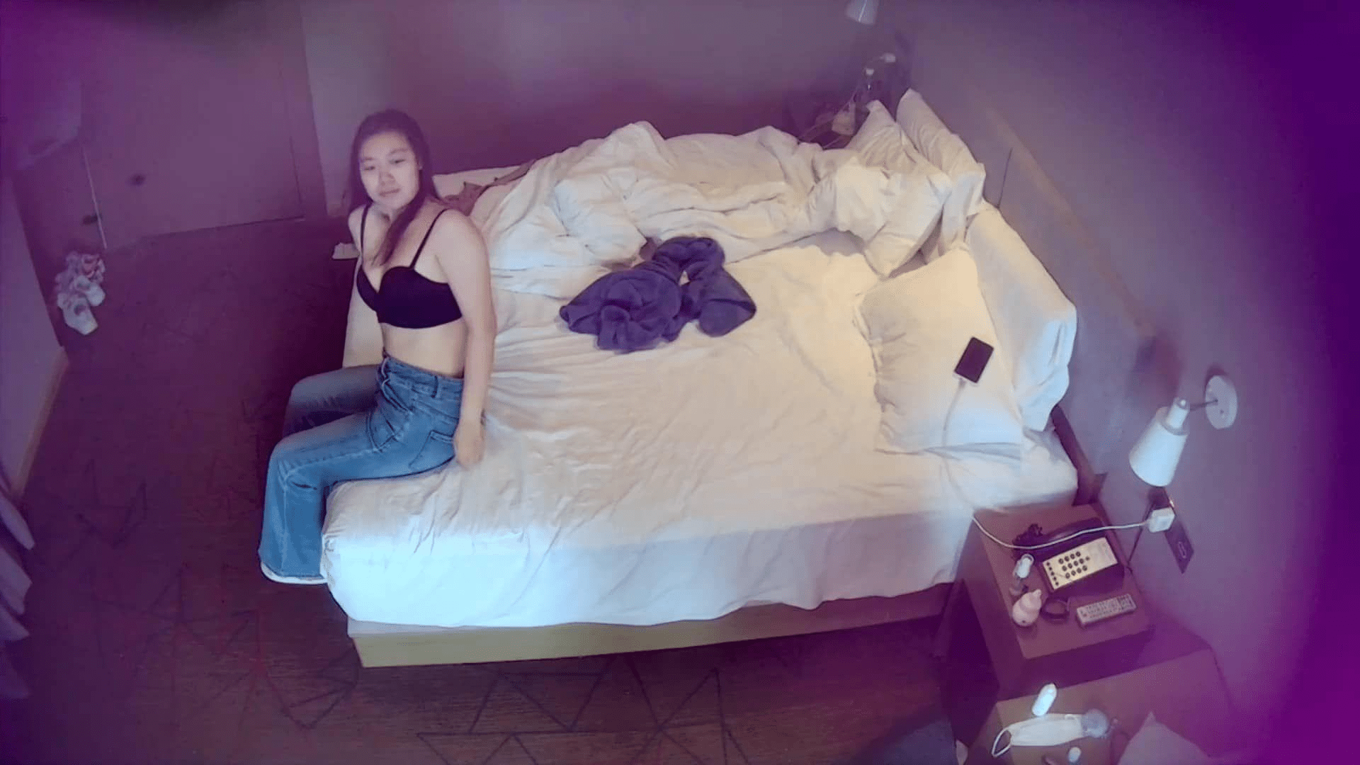 12-1流出酒店偷拍❤️白领情侣开房过夜白皙美女帮男友打飞机被其射在胸上