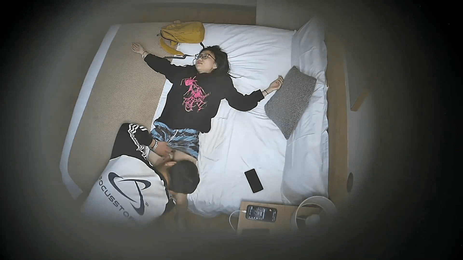 12-5流出酒店偷拍❤️连续两天入住大学生情侣猴急男刚到房间就迫不及待扒开眼镜反差婊女友内裤研究（16V)