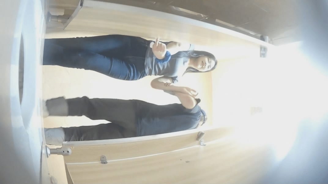 十二月新流出❤️貌似娱乐场所女厕后拍小姐尿尿牛仔裤妹子性感肥臀骚穴怒对镜头