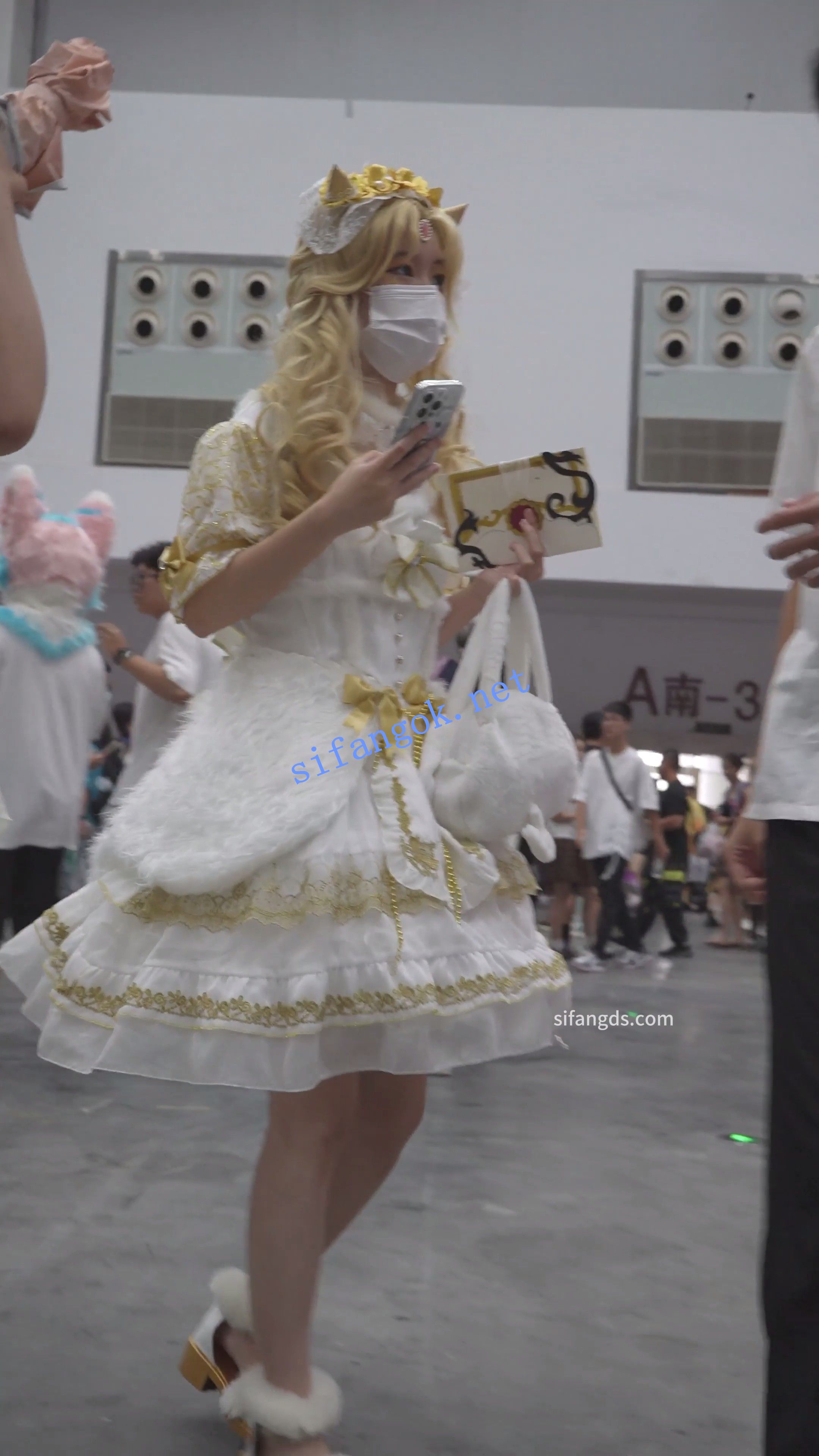 【xxn-329】金发公主裙小姐姐..卡通粉内勒出13缝正面露黑色-福利岛