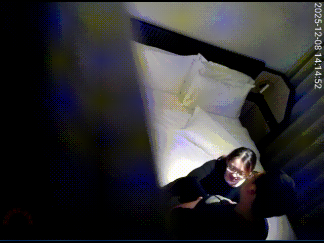 天眼37号房 12-8 学术型眼镜少妇跟师兄出来开房操 男人技术纯熟 光是手指都让少妇欲罢不能 少妇一脸满足-好赞福利