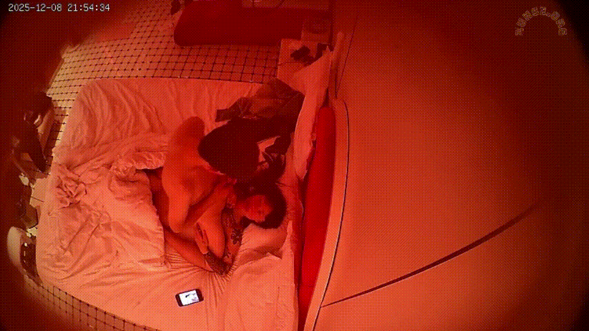 上帝视角 12-9 年轻小伙子先把纹身妹狠狠操了一遍 还拍了片 到凌晨两人出去把纹身妹闺蜜又带回来玩双飞-好赞福利