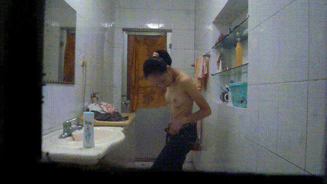 ⚫️窗外真实偷拍合租四姐妹日常洗澡，身材都还不错，脱得一丝不挂，谁也不想着挡个帘子