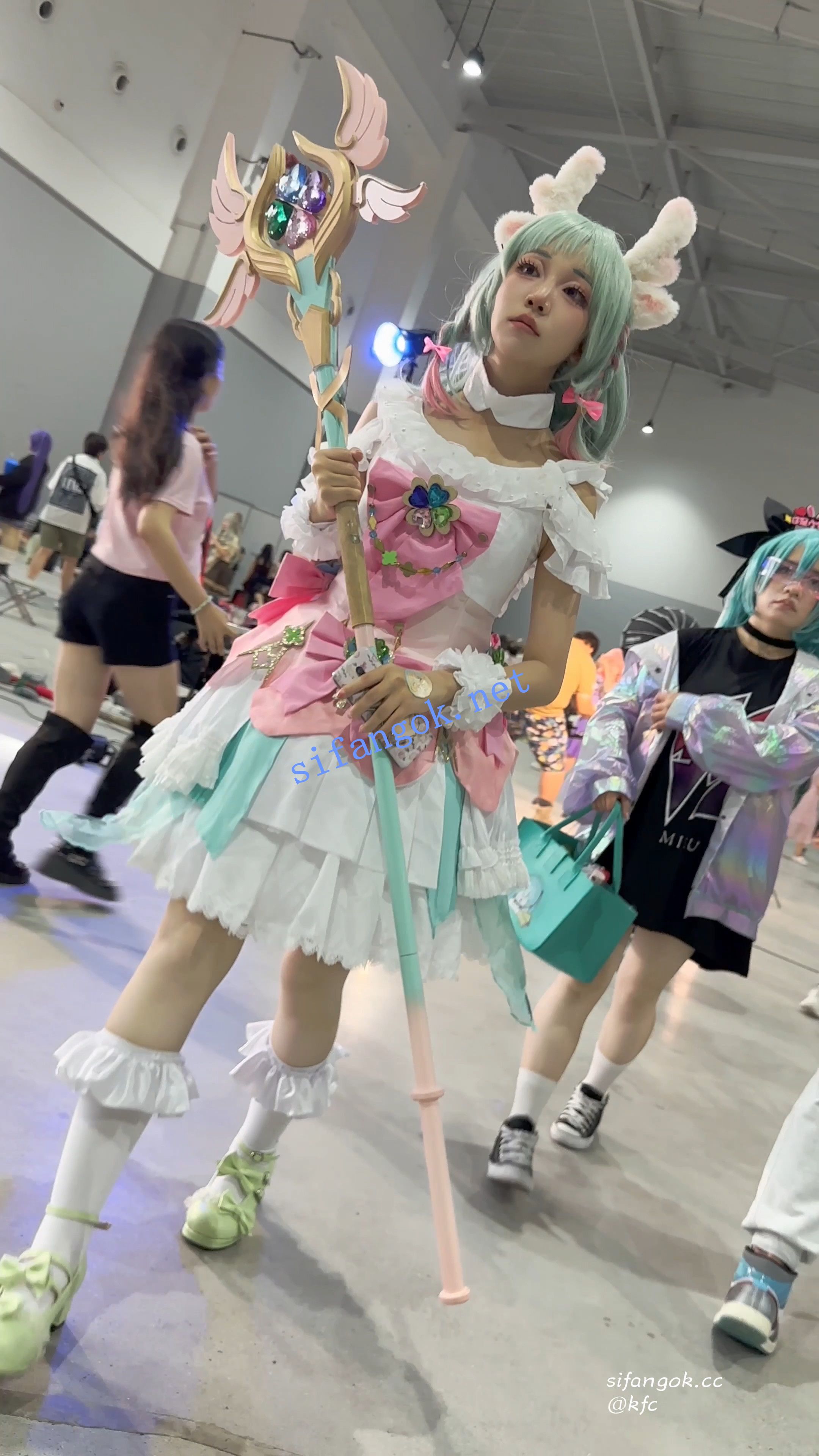 【KFC】可爱COSER瑶妹独自逛街拍照·白色碎花内内前后低角度CD