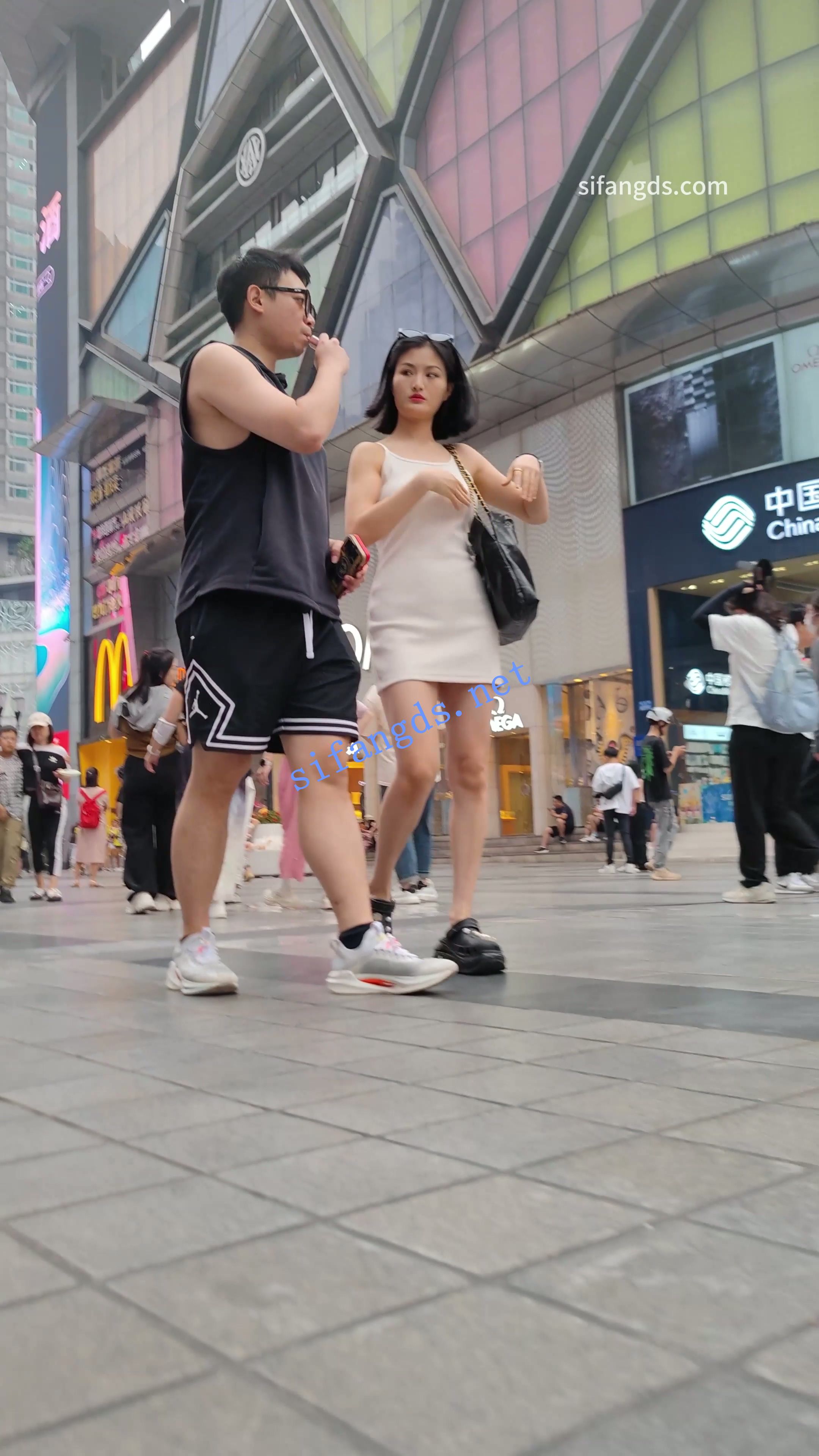 【CSCD】白色连衣裙短发气质美女，黑色丁字裤 预览图 1