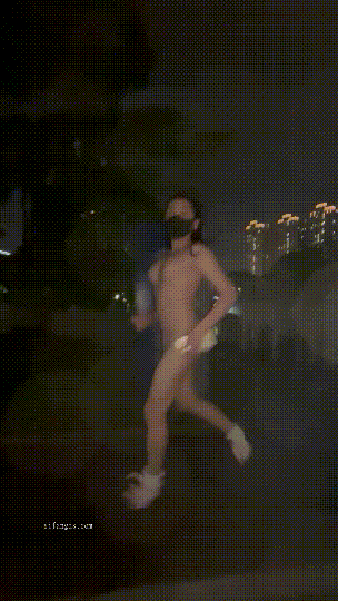 ⚫️11月新品，重磅回归开局就王炸，顶级露出【TonyJ和贝贝】付费(8)，饭店露出体育公园做爱人前走光 预览图 7