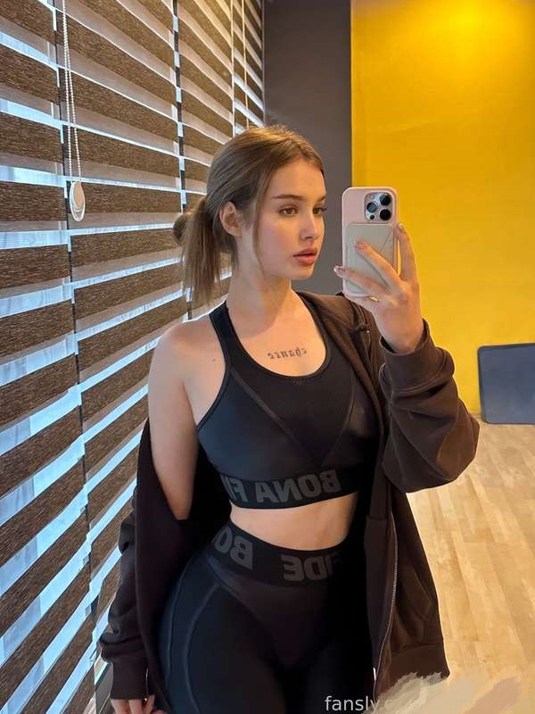 Fansly极品博主巨乳【Comatozze】顶级露脸系列，7-8月新作 预览图 1