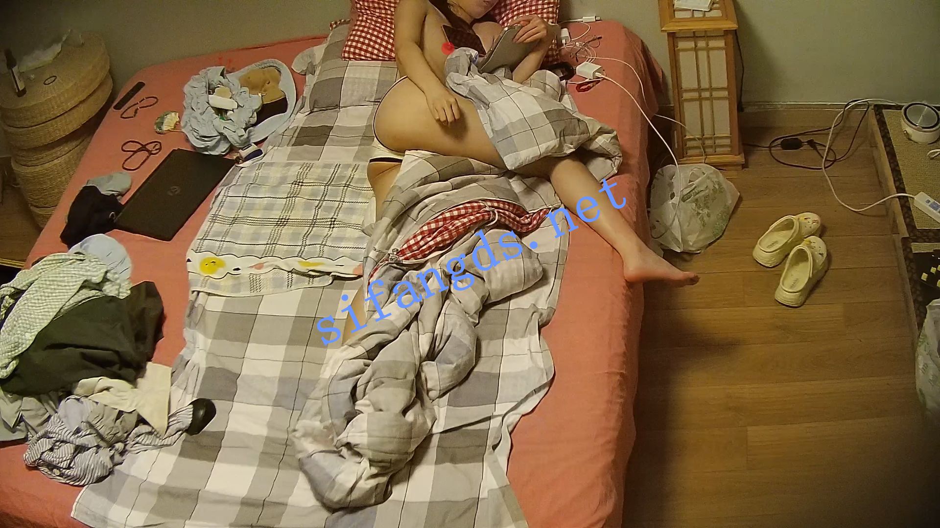 ⏪20250802⏩恋物癖男生在上一个女生退房后把女友带入房间啪 预览图 1