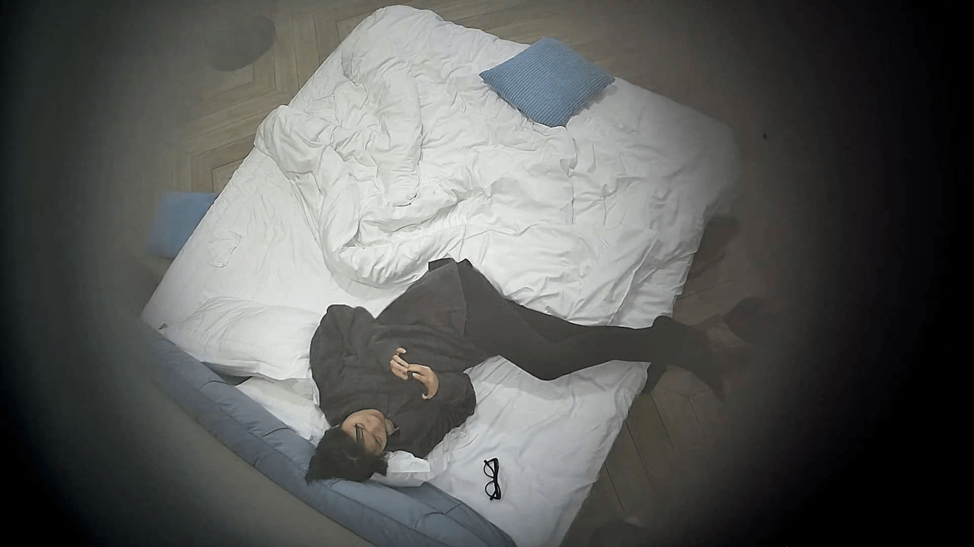 12-10流出酒店偷拍❤️年轻情侣就是体力好除了吃饭睡觉就一直腻歪啪啪男友还拿手机拍照留念（12V)