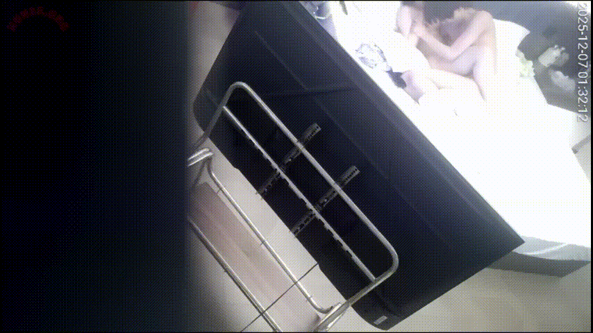 天眼1号房 12-7 这个视频偷感十足 女生其实很漂亮 身材丰满皮肤白皙 就是偷拍的角度差点 值得一看