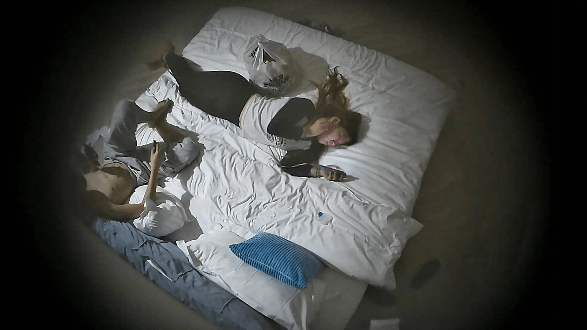 12-4流出酒店偷拍❤️大学生情侣奶子浑圆的年轻学妹和男友入住三天玩手机啪啪（34V) 预览图 1