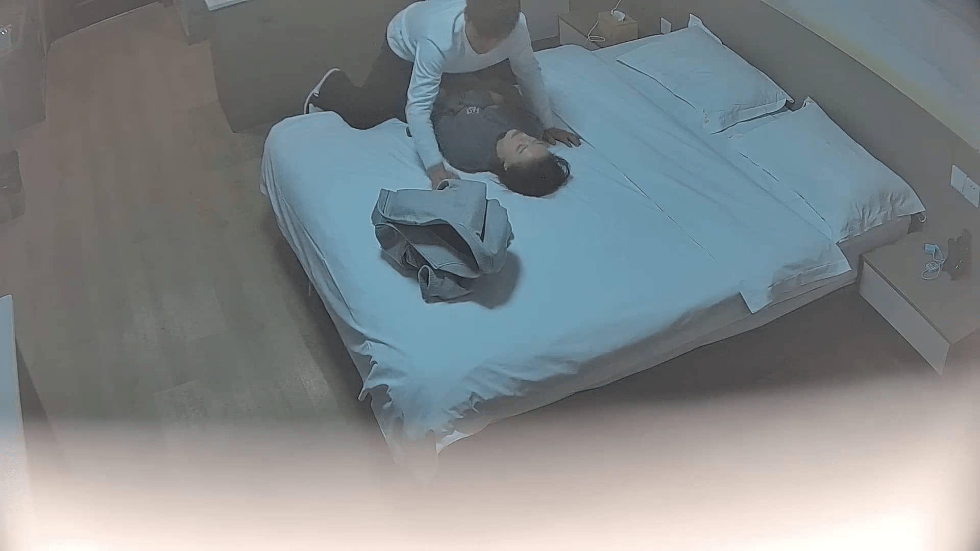 12-7流出酒店偷拍❤️貌似很久没见的年轻情侣苗条骚女扭动着身体求操主动上位骑坐男友的鸡巴无水印完整版 预览图 1