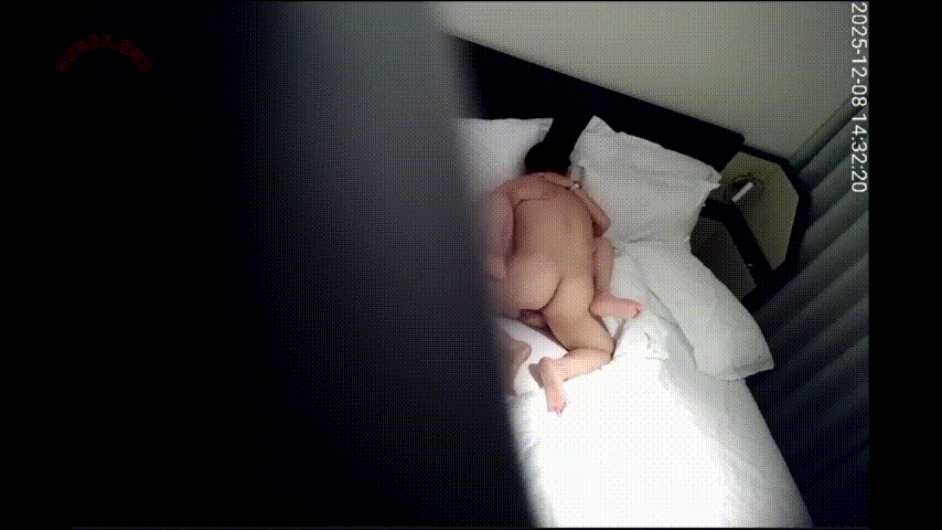 天眼21号房 12-8 增量版 学术型眼镜少妇跟师兄出来开房操 男人一顶 美女娇嗔坏蛋 完事后美女戴眼镜动作太帅 预览图 1