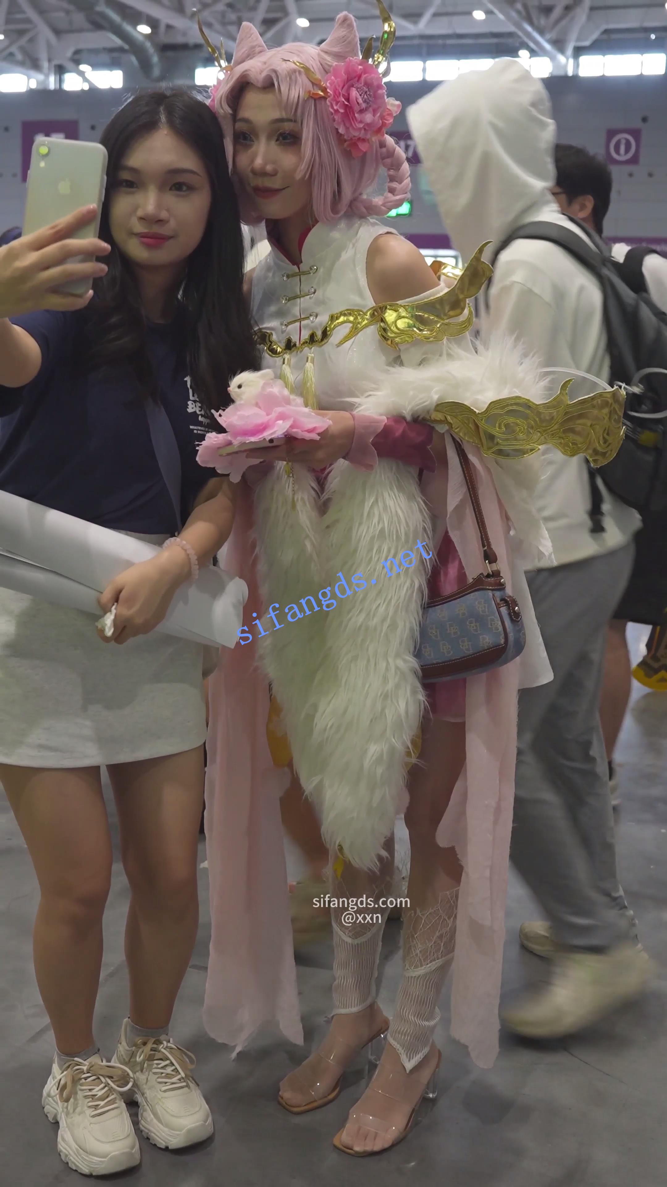 【xxn-305】王者荣耀嫦娥cos美女..超薄肉丝多次弯腰长时间CD 预览图 1