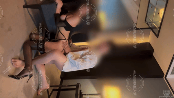 极品身材淫乱夫妻『仙人掌』12月14号更新原创完整版 带着母狗牵着狗链在房间里逛悠,当母狗做在男主的身体上面 预览图 5