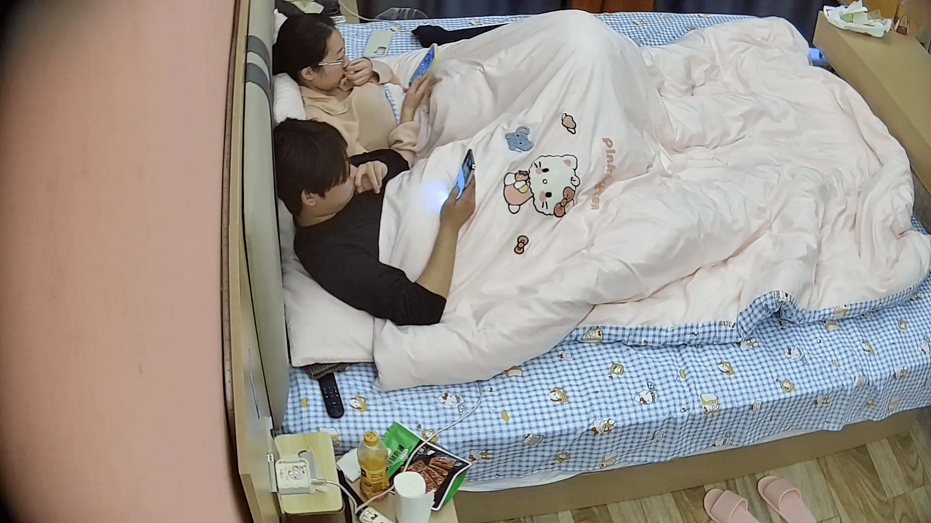 12-13最新流出酒店偷拍❤️白领情侣分头小哥被窝玩弄御姐范眼镜女友穿着黑丝给他撸出来 预览图 1