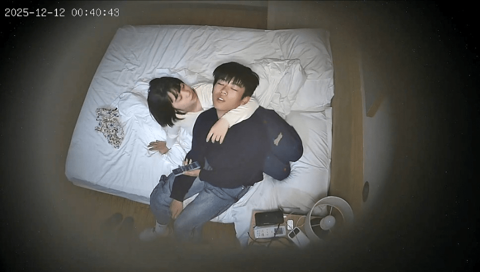 12-12新流出酒店上帝视角偷拍❤️学生情侣精力充沛貌似连续干了几次