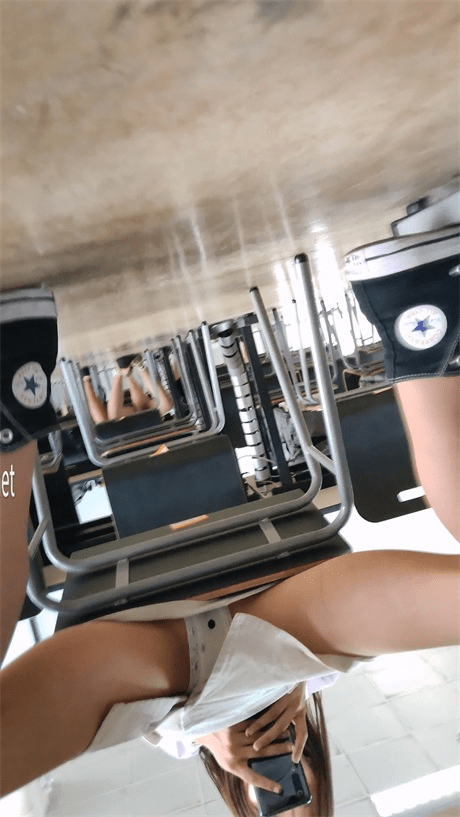 ❣️推荐❣️【大学图书馆抄底】龟男发情，竟然上手摸大腿，女主是个骚逼，主动开腿露底裤配合拍摄，好想射内裤上3V