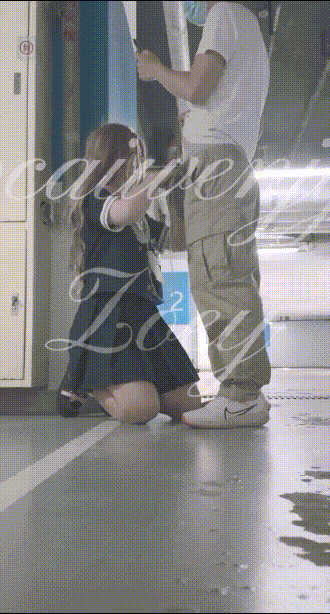 ✅反差可爱萌妹『zoey』被金主爸爸停车场调教啪啪，大屌撑满润滑湿暖蜜穴，被操的骚叫不停，声音动听(2V)